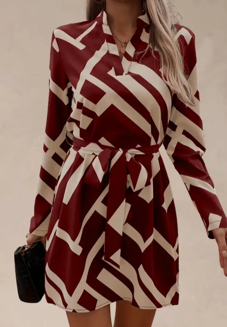 Bordowo‑beżowa sukienka koszulowa w geometryczny wzór z paskiem i długim rękawem