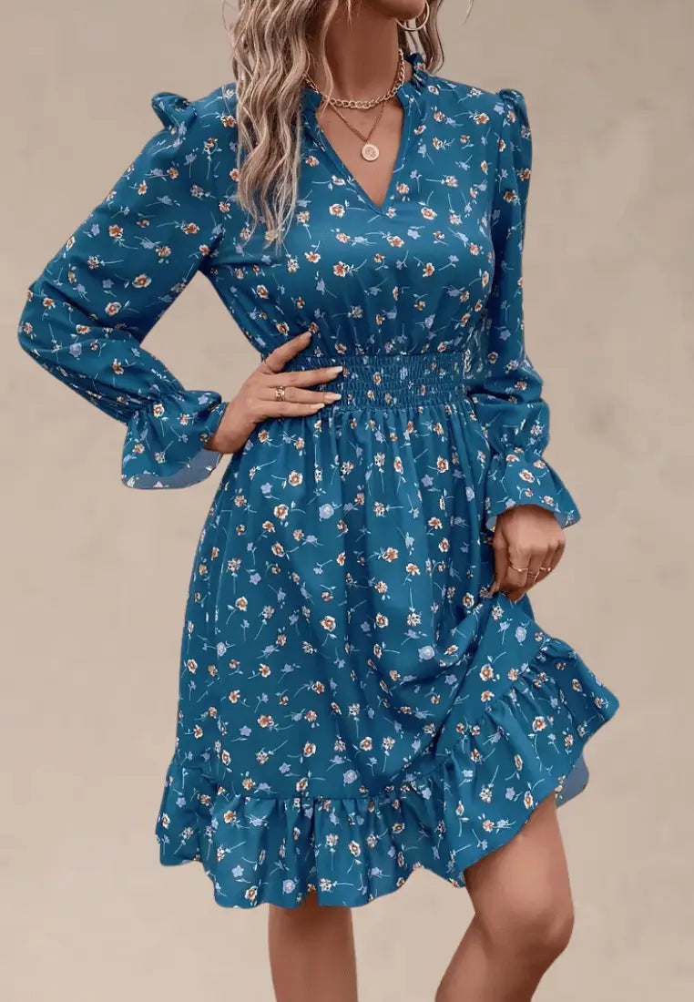 Niebieska sukienka w kwiaty z falbaną i gumką w talii