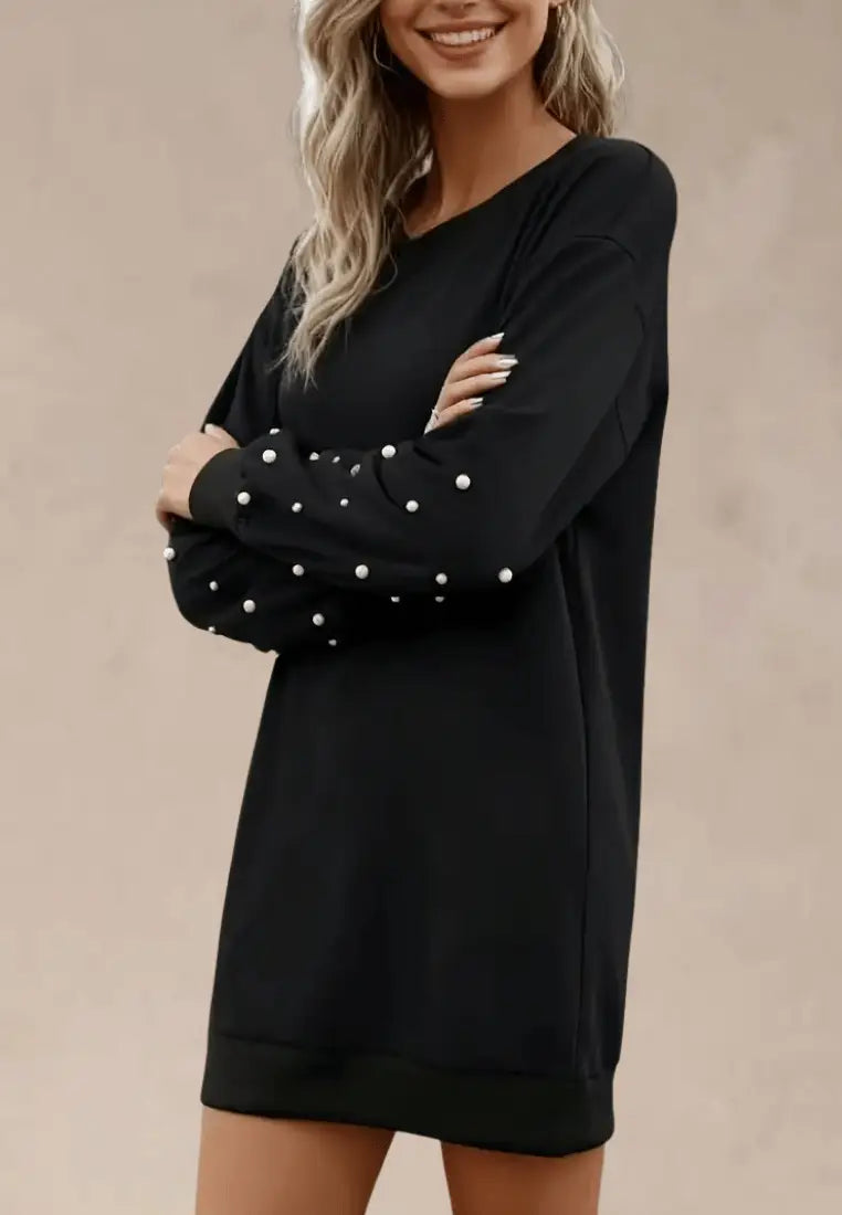 Czarna sukienka dresowa z perełkami i długim rękawem