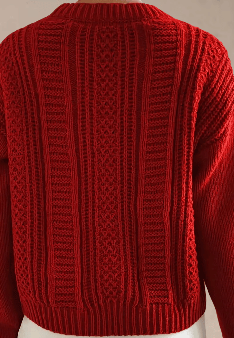 Czerwony sweter damski z grubym splotem i warkoczowym wzorem