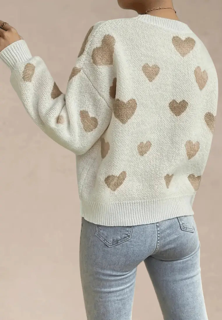 Kremowy sweter damski z brązowymi serduszkami
