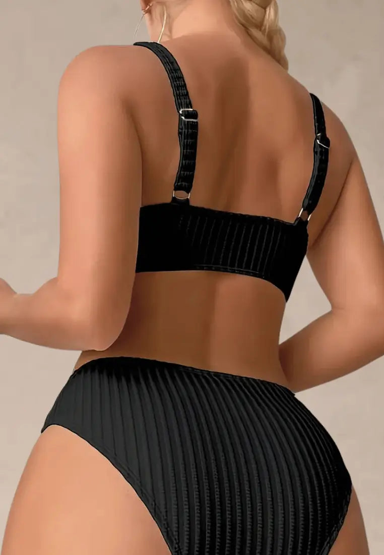 Czarny strój kąpielowy dwuczęściowy damski z elegancką fakturą