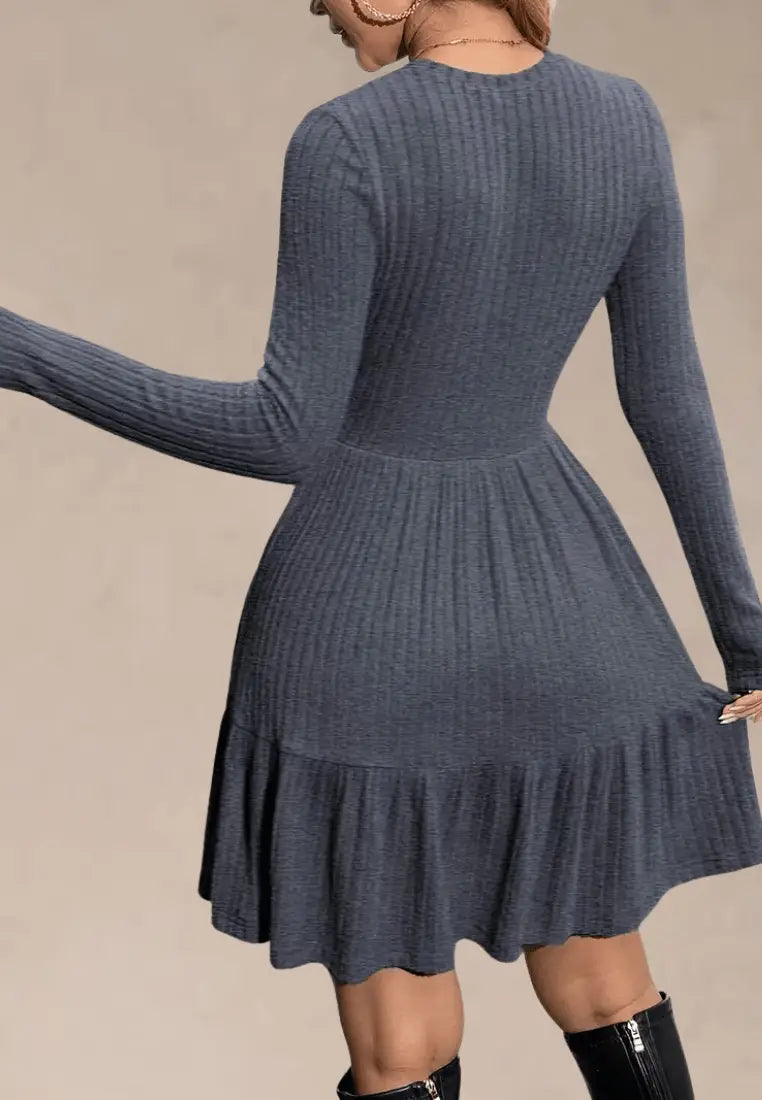 Grafitowa sukienka dzianinowa z rozkloszowanym dołem i rękawem