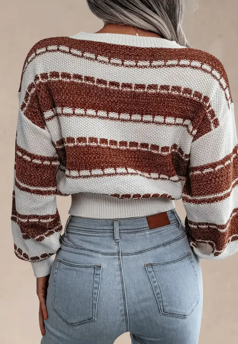 Biały sweter damski w brązowe paski z okrągłym dekoltem