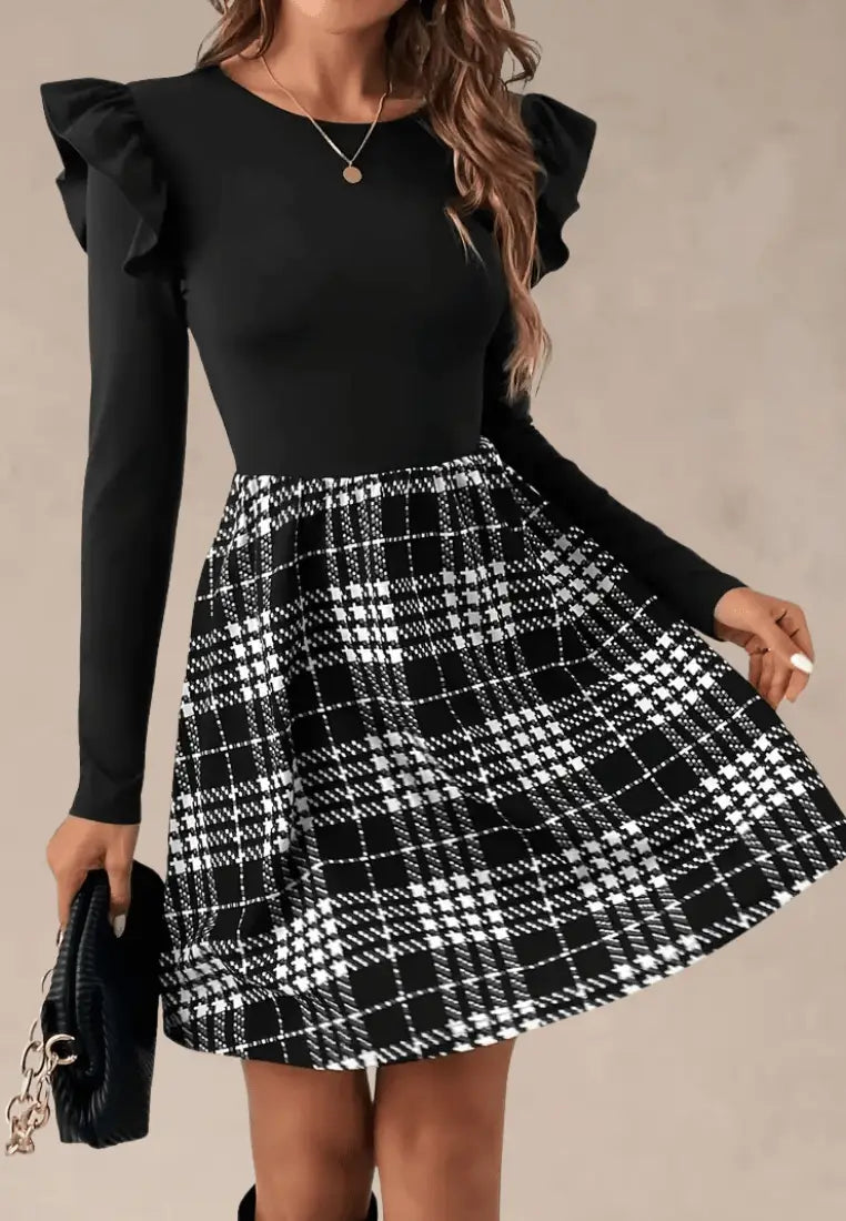 Czarna sukienka z kratkową spódnicą długi rękaw z falbankami