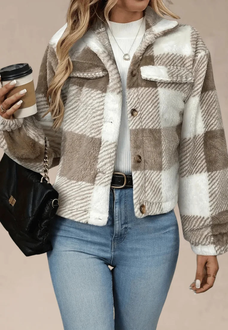 Beżowa kurtka damska polarowa krótka w kratę z guzikami