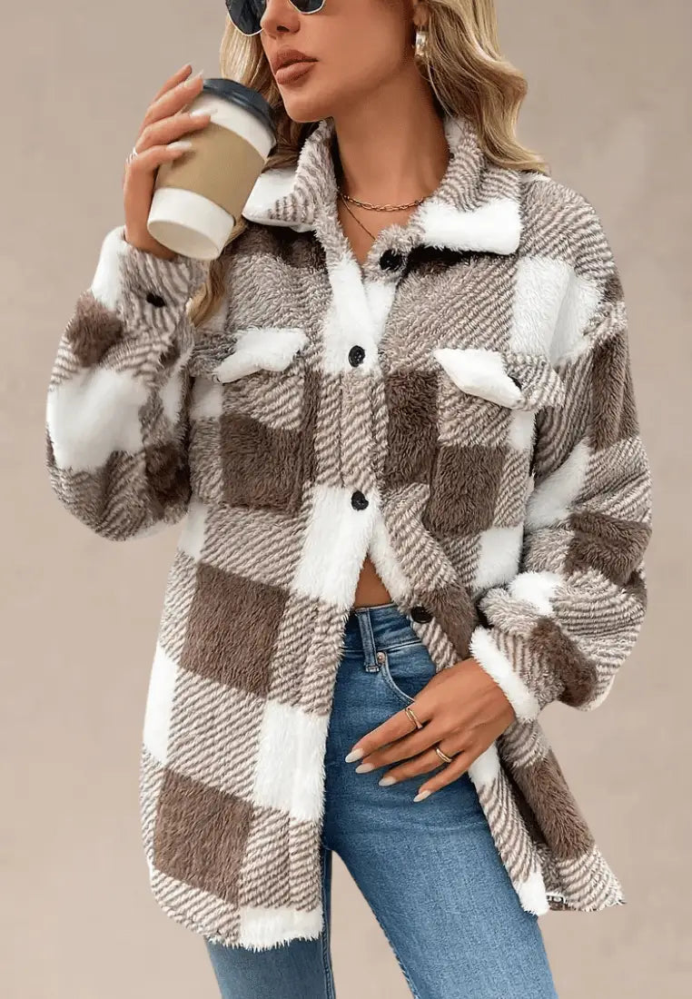 Brązowa kurtka damska polarowa długa w kratę z guzikami