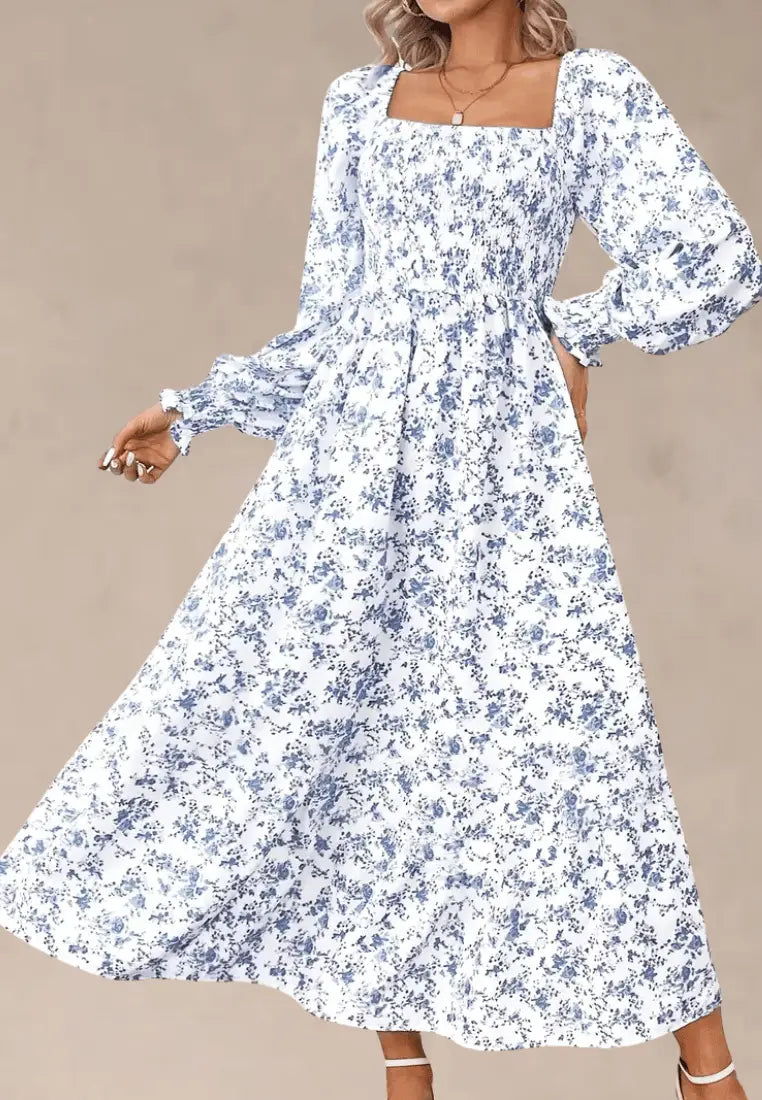 Biała sukienka maxi w niebieskie kwiaty z bufiastym rękawem