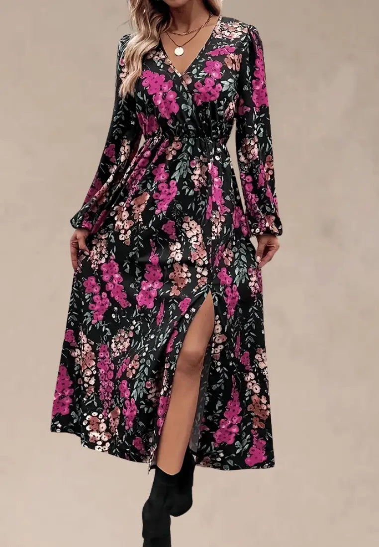 Czarna sukienka maxi w kwiaty z rozcięciem i dekoltem kopertowym