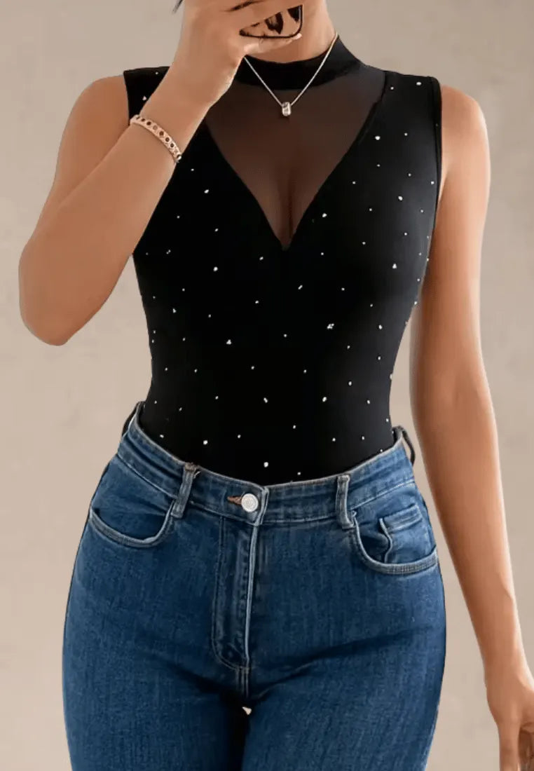 Czarne body damskie z siateczkowym dekoltem i ozdobnymi kryształkami