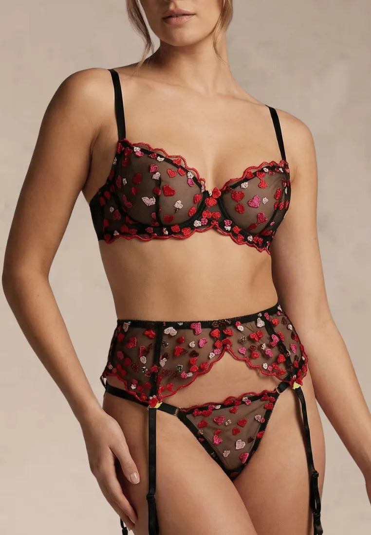 Czarno-czerwony zestaw bielizny damski haftowany w serca z pasem do pończoch