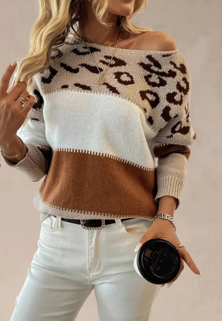 Beżowo-brązowy sweter damski z wzorem panterki i szerokimi pasami