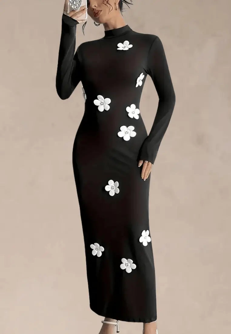 Czarna sukienka maxi z kwiatami 3D i stójką