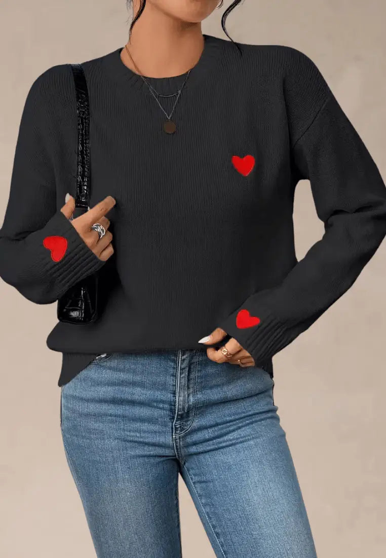 Czarny sweter damski z czerwonymi serduszkami na piersi i rękawach