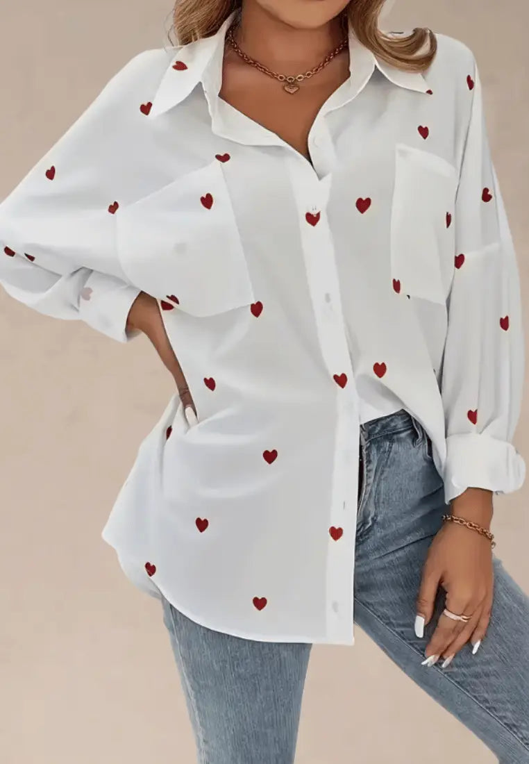 Biała koszula damska oversize w serca z kołnierzykiem i kieszeniami