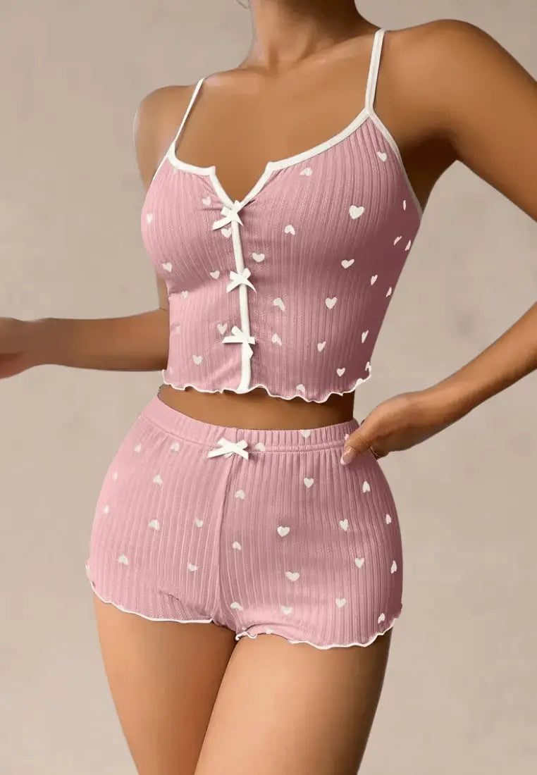 Różowy komplet piżamowy damski z topem i szortami w serduszka