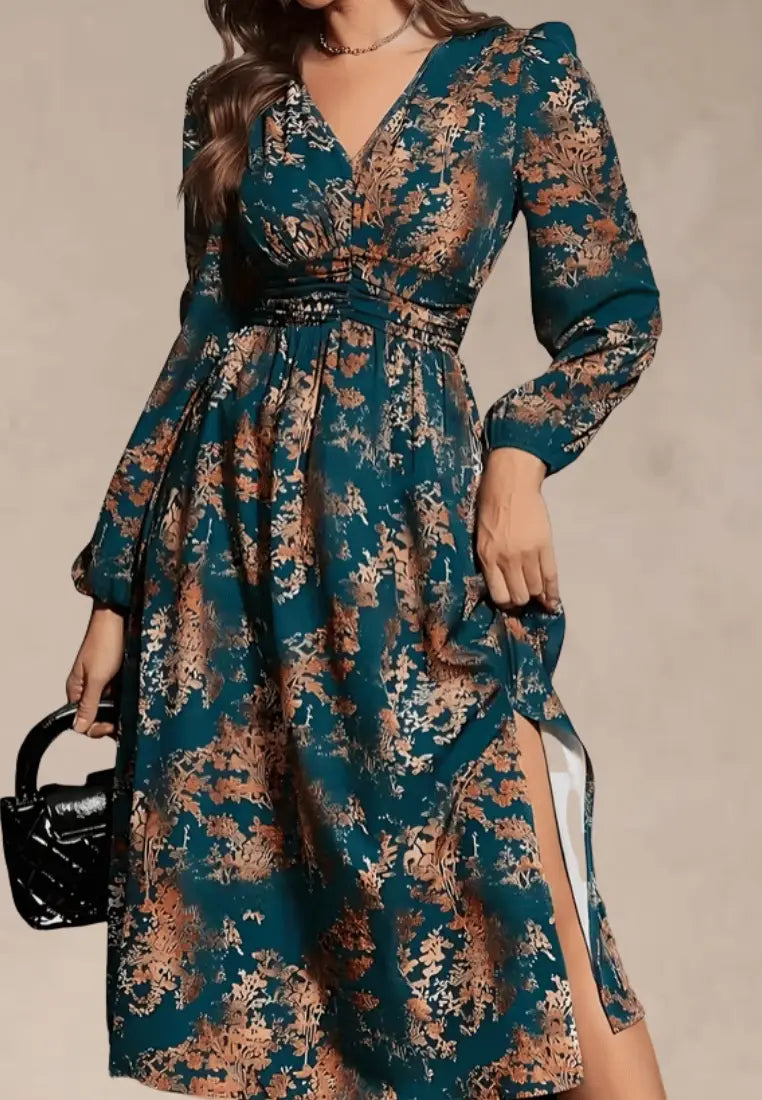 Zielona sukienka midi w kwiatowy wzór z rozcięciem i długim rękawem