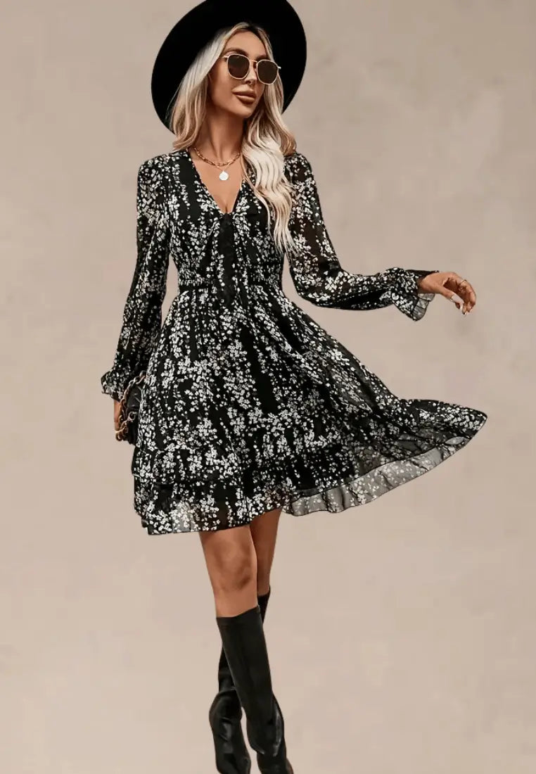 Czarna sukienka w kwiaty z falbaną i dekoltem V