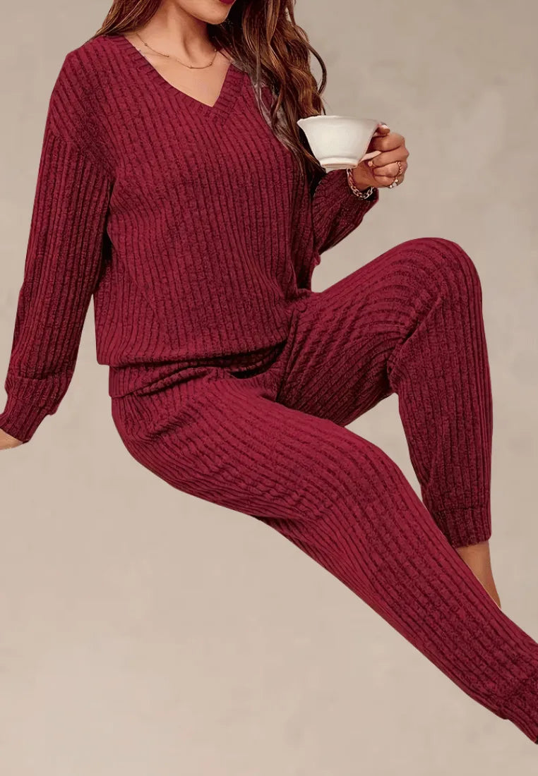 Bordowy komplet piżamowy damski z długim rękawem i spodniami z prążkowanej dzianiny