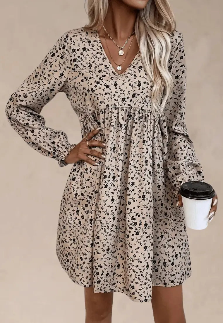 Beżowa sukienka w czarne kwiaty z dekoltem V i długim rękawem