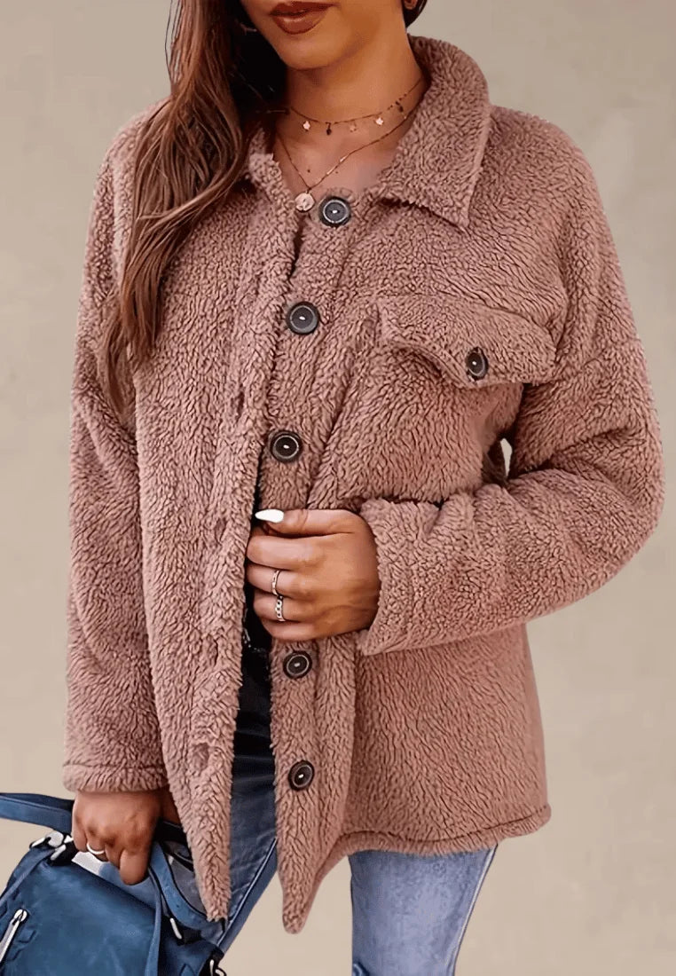 Brązowa kurtka damska zapinana na guziki z kieszonką
