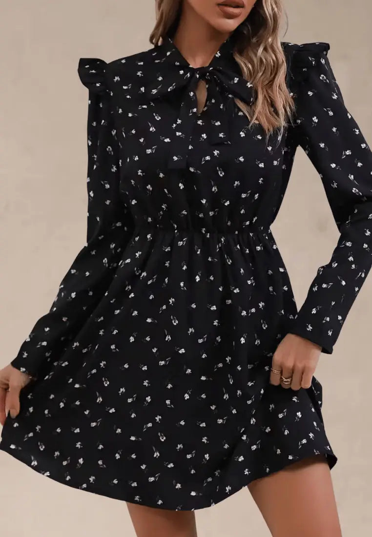 Czarna sukienka w drobne kwiaty z wiązaniem pod szyją i falbanką