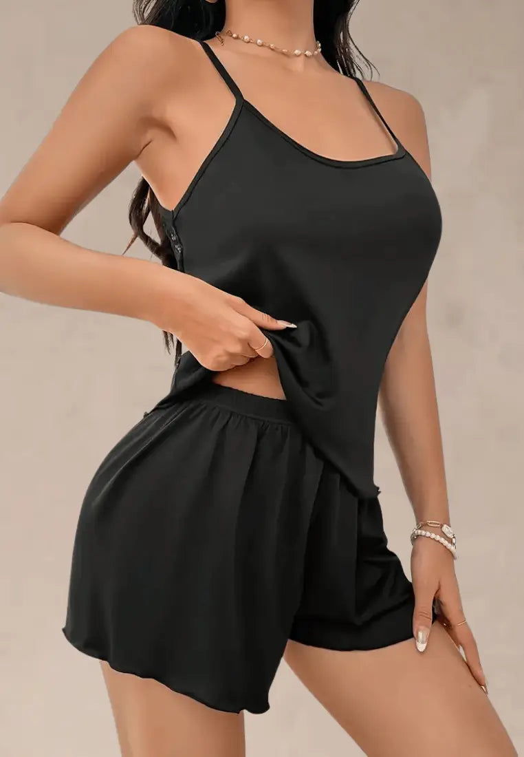 Czarny komplet piżamowy damski z topem na ramiączkach i szortami