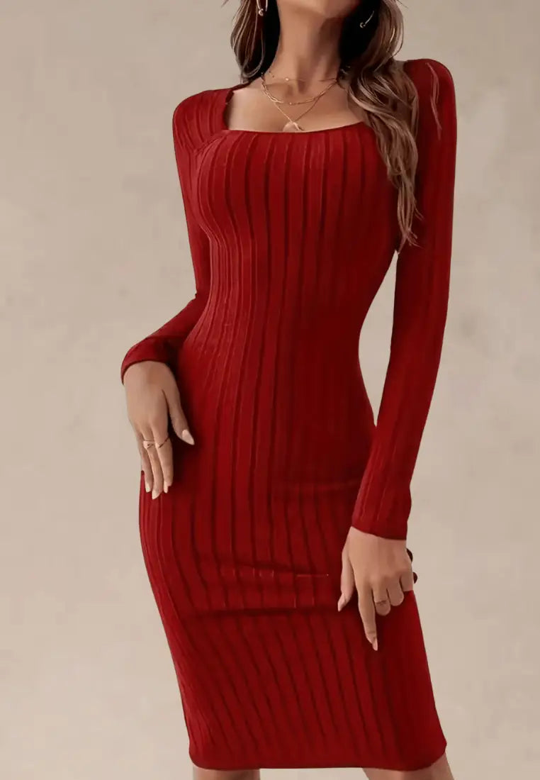 Czerwona sukienka dopasowana prążkowana z paskiem i długim rękawem