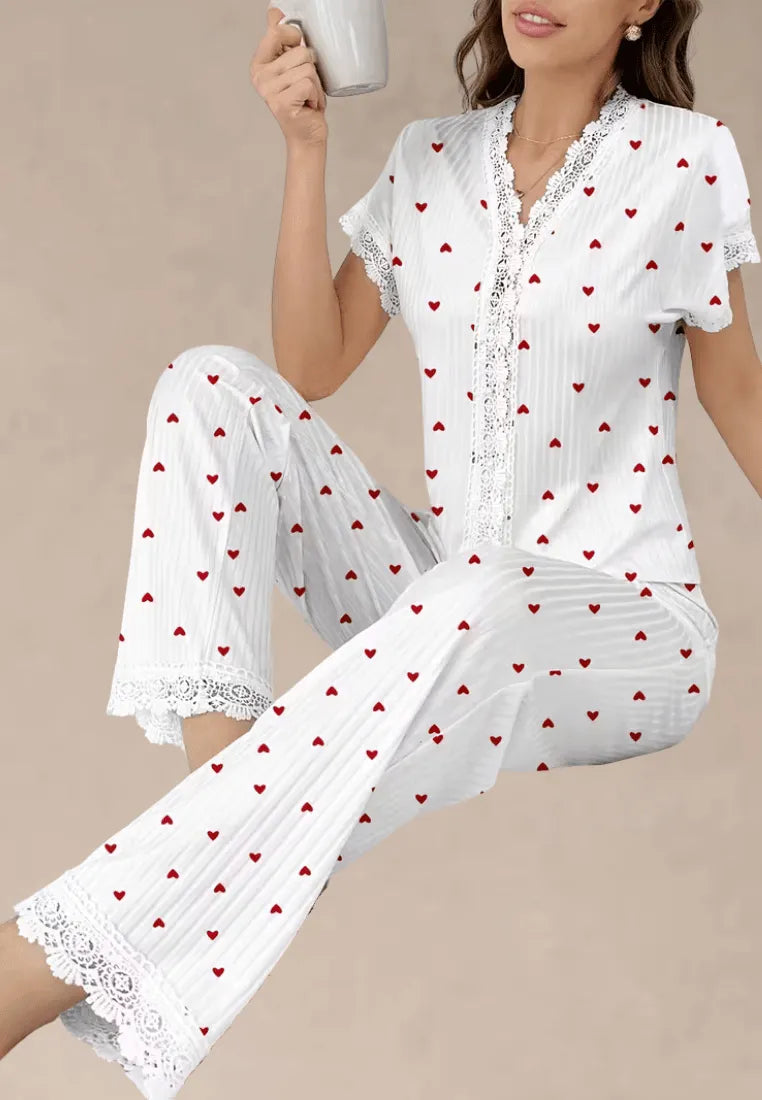 Biały komplet piżamowy damski z krótkim rękawem i długimi spodniami w serca