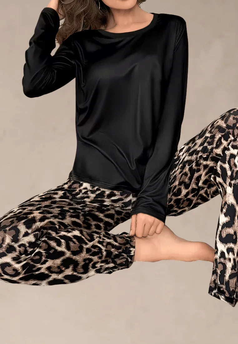 Czarny komplet piżamowy damski z długim rękawem i długimi spodniami w panterkę