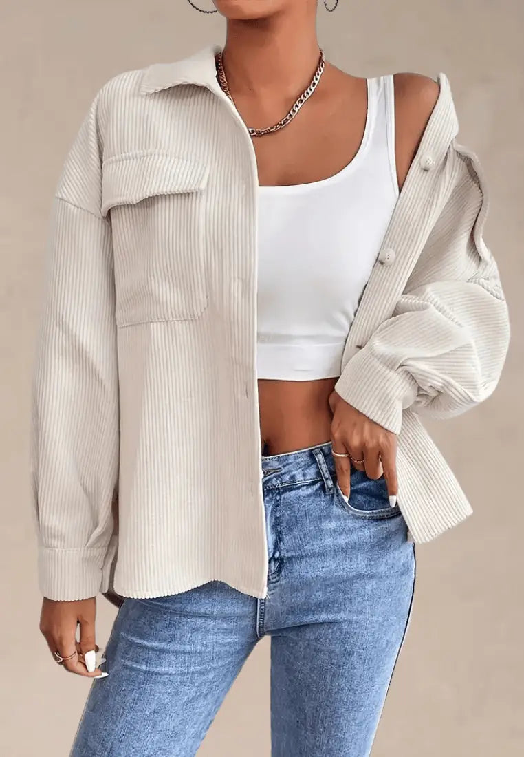Kremowa koszula damska sztruksowa z kieszeniami i długim rękawem