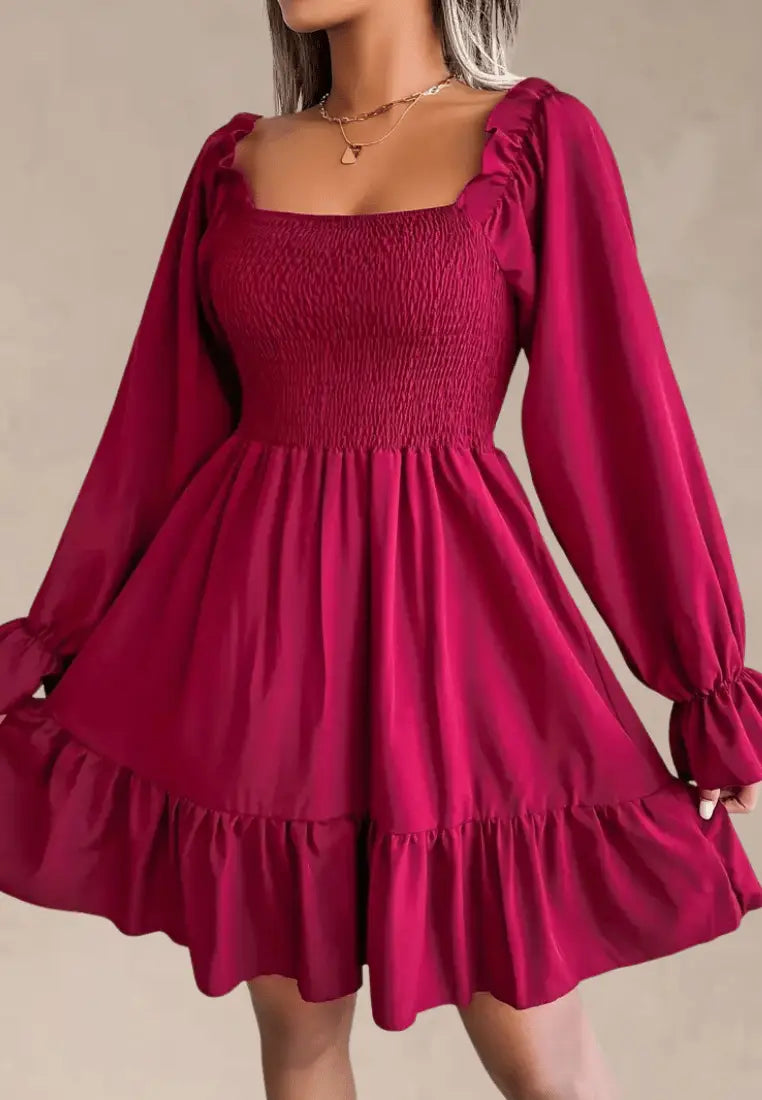 Bordowa sukienka z falbaną i marszczeniem na biuście