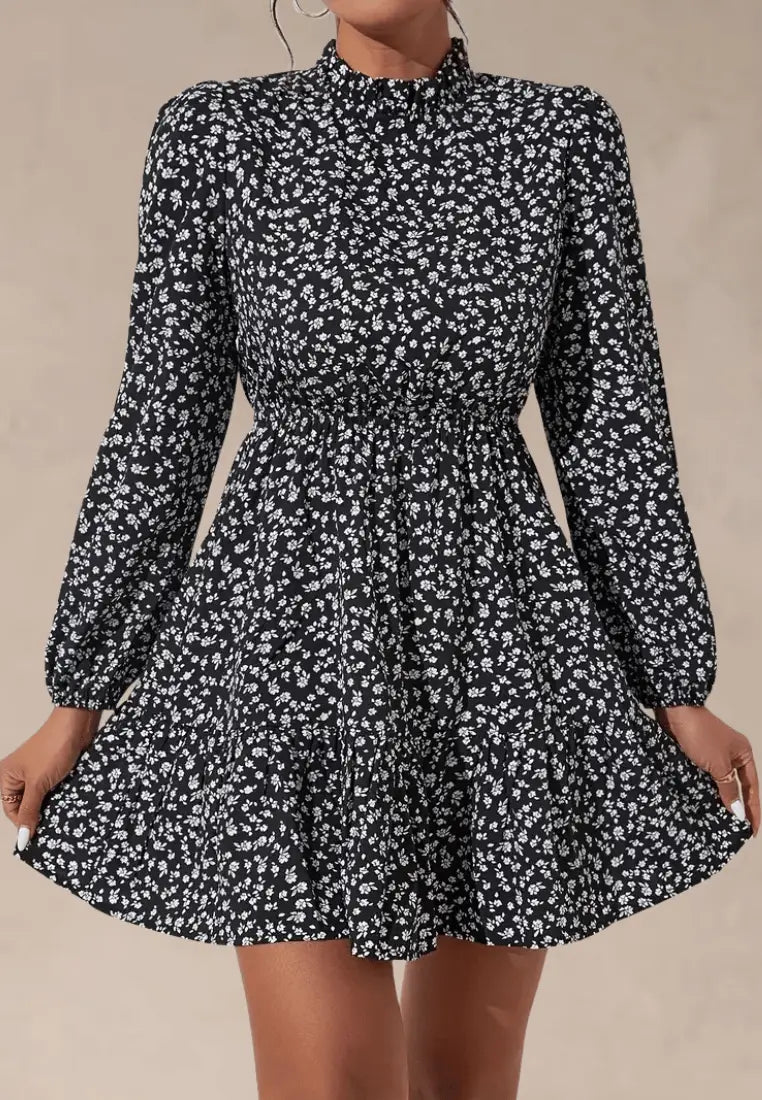Czarna sukienka w drobne kwiaty z długim rękawem i stójką