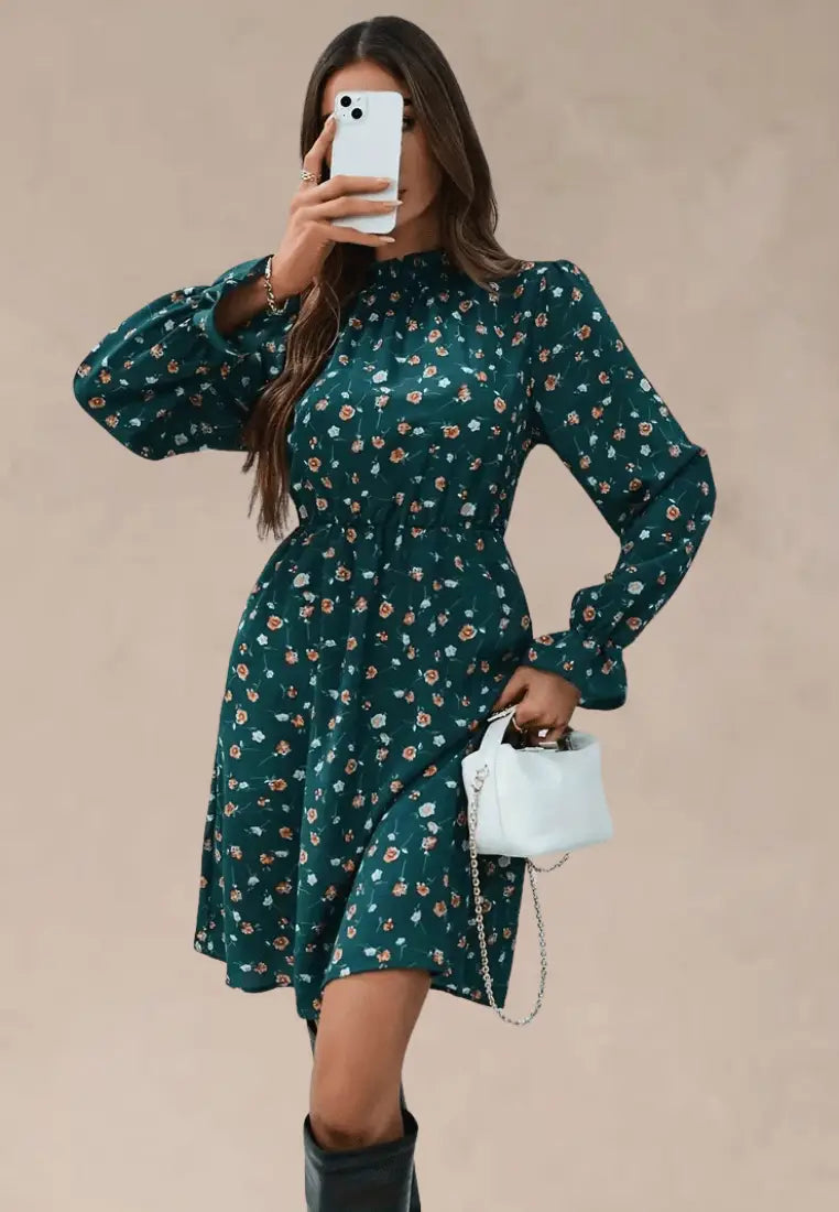 Zielona sukienka w kwiaty z długim rękawem