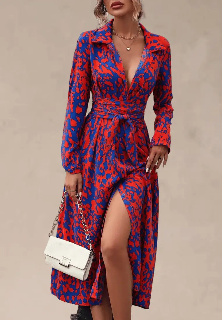 Niebiesko-czerwona sukienka kopertowa z kołnierzem i paskiem