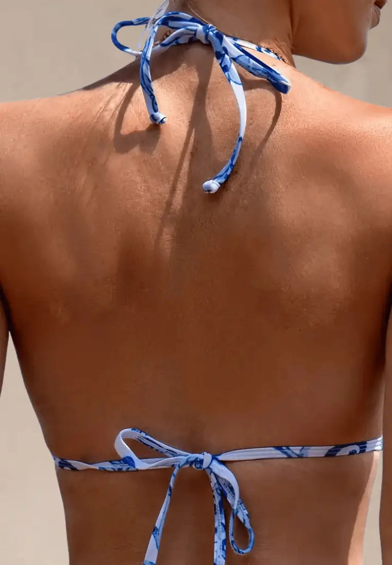 Biały strój kąpielowy jednoczęściowy damski w niebieskie kwiaty z wycięciem