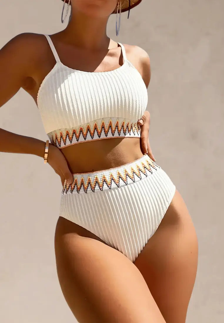 Biały strój kąpielowy dwuczęściowy damski z efektownym zdobieniem