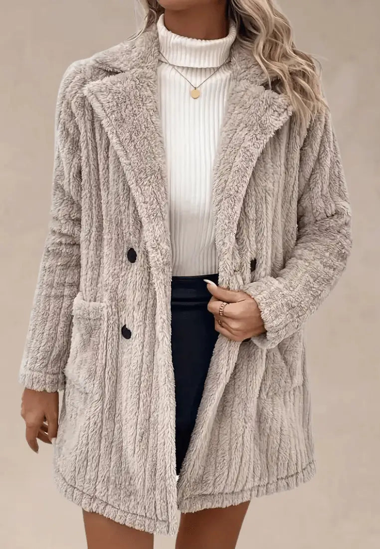 Beżowa kurtka damska polarowa długa z kieszeniami i guzikami