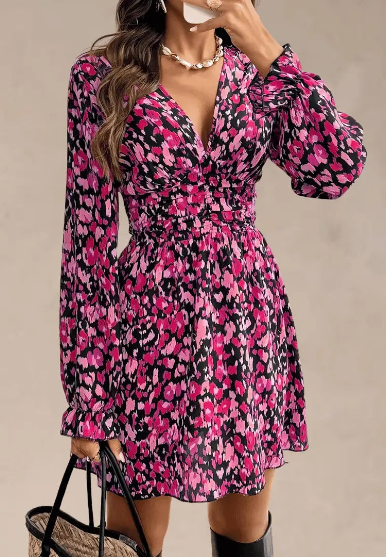 Różowa sukienka z printem kopertowa marszczona z długim rękawem