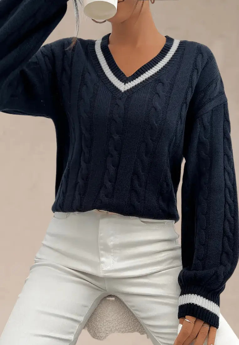 Granatowy sweter damski z dekoltem V i warkoczowym splotem
