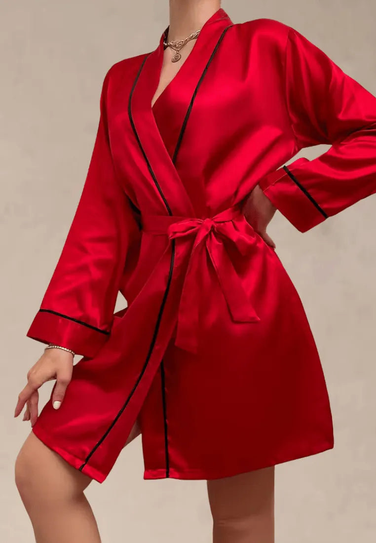 Czerwony szlafrok damski satynowy z długim rękawem i wiązaniem w pasie