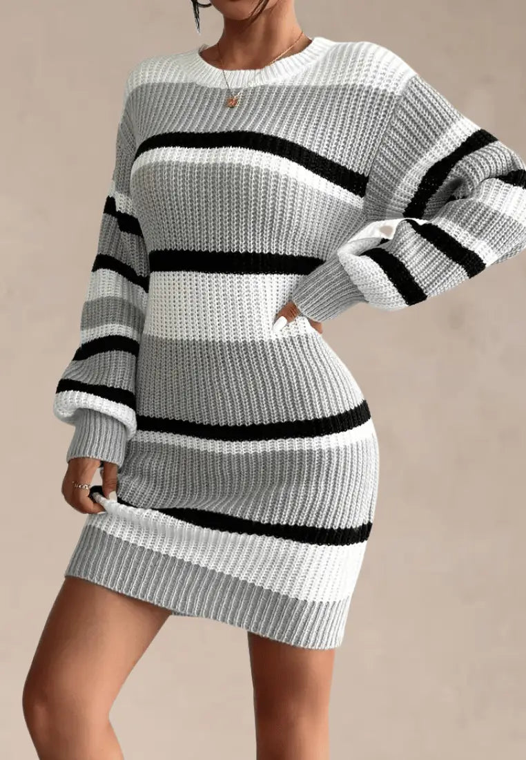 Szara sukienka swetrkowa w czarno-białe paski z długim rękawem