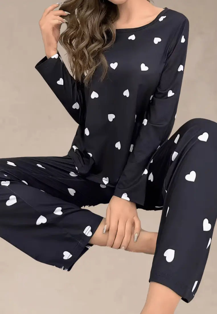Czarny komplet piżamowy damski z długim rękawem i długimi spodniami w białe serca