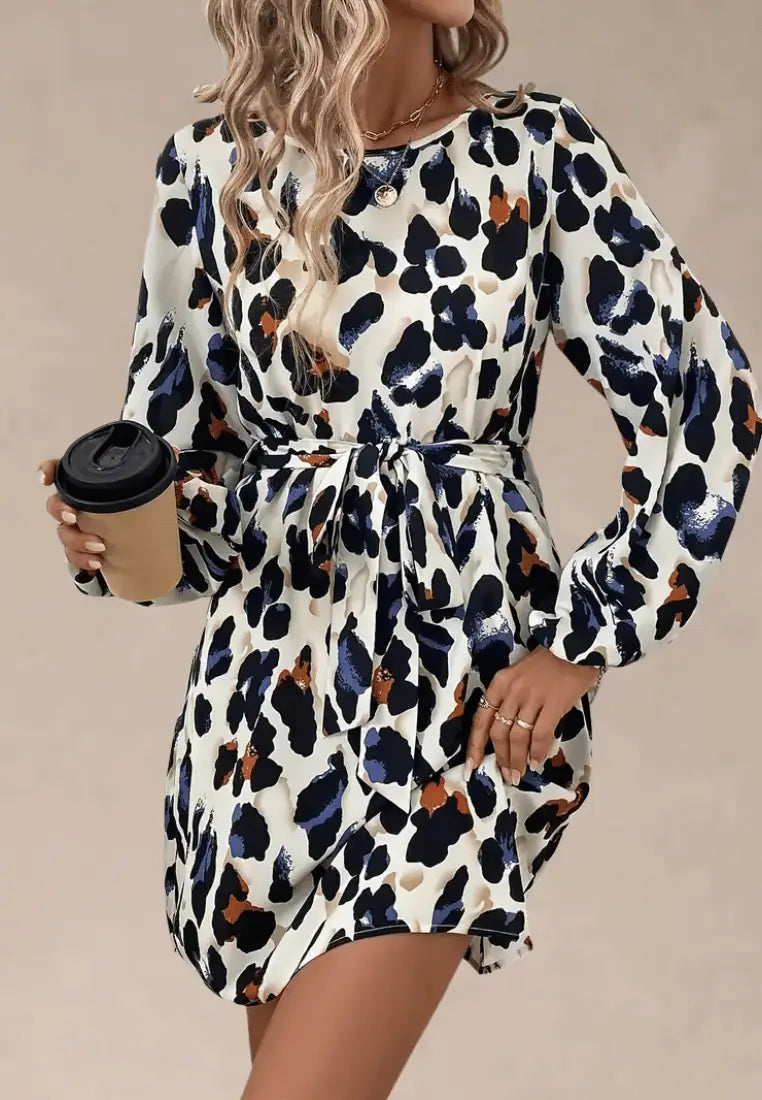 Kremowa sukienka w kolorowy wzór z paskiem i bufiastym rękawem