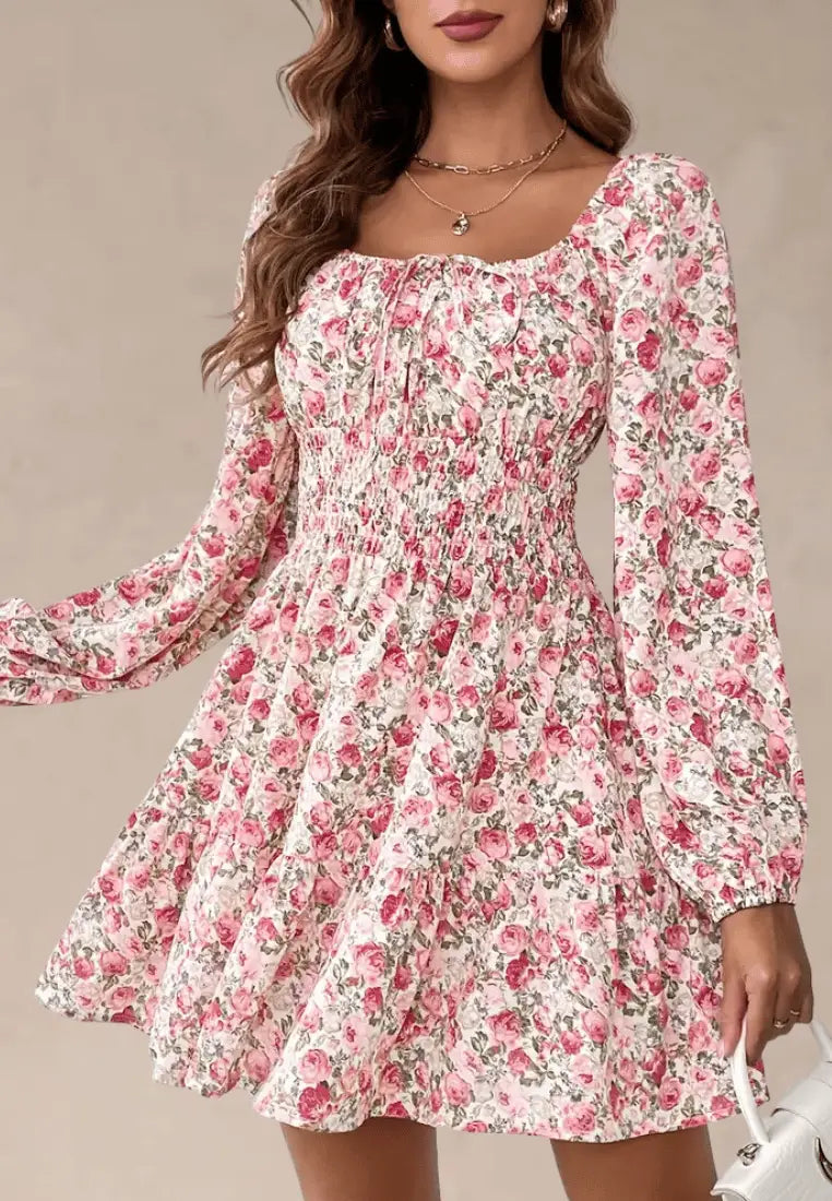 Różowa sukienka w kwiaty marszczona z długim rękawem