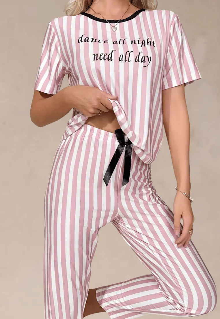 Różowy komplet piżamowy damski w paski z krótkim rękawem i długimi spodniami