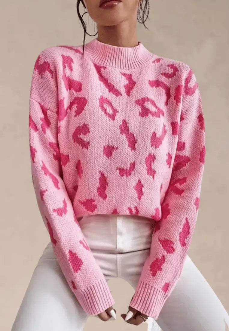 Różowy sweter damski z półgolfem i wzorem panterki