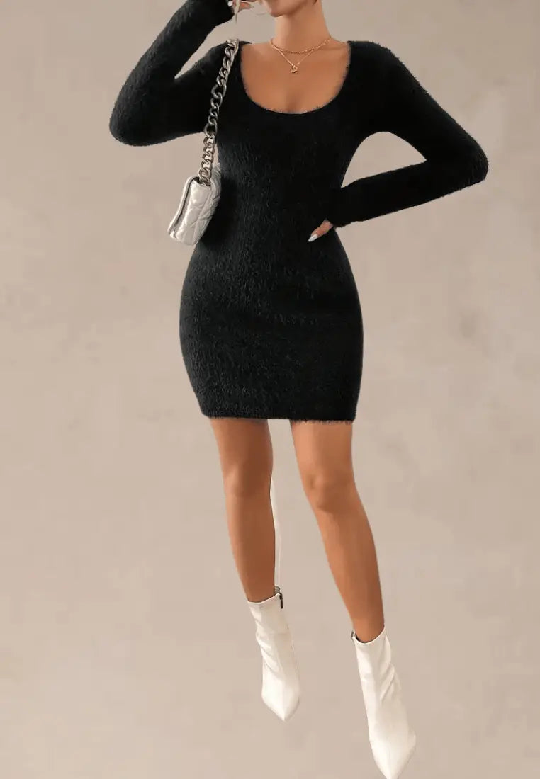 Czarna sukienka dzianinowa z długim rękawem i okrągłym dekoltem