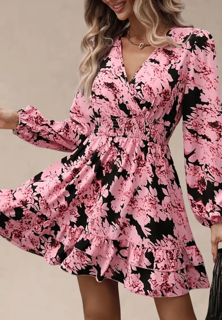 Różowa sukienka z czarnym wzorem, falbanką i długim rękawem