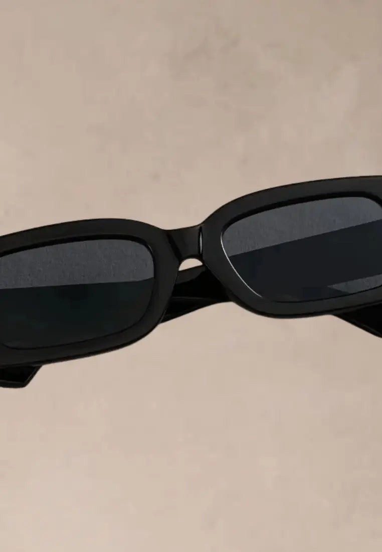 Czarne okulary przeciwsłoneczne damskie prostokątne klasyczne modne